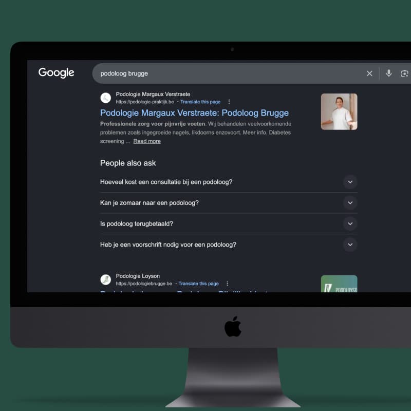 Google-zoekresultaat voor podoloog Brugge op een iMac, met Podologie Margaux Verstraete op positie 1